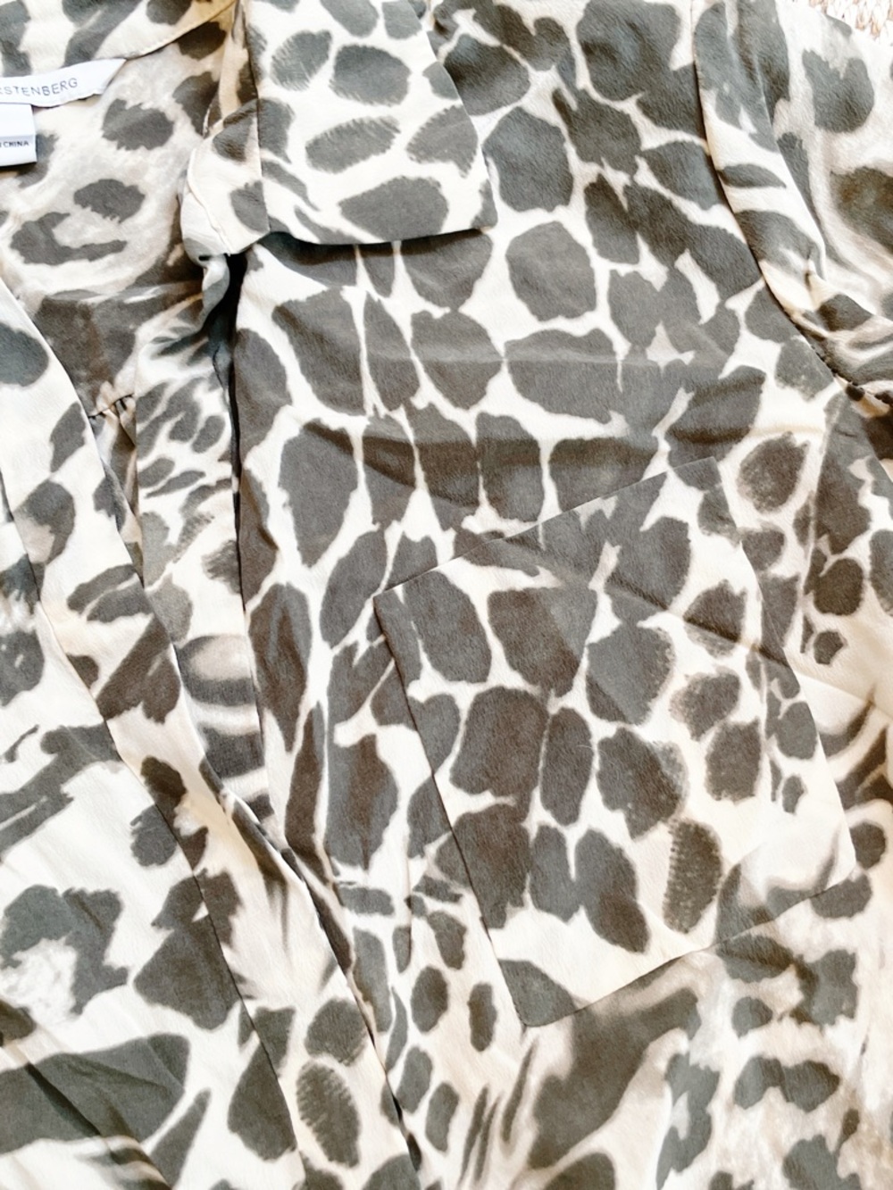 Diane von Furstenberg Silk Leopard Print Blouse Size 8 - Picture 4 of 11